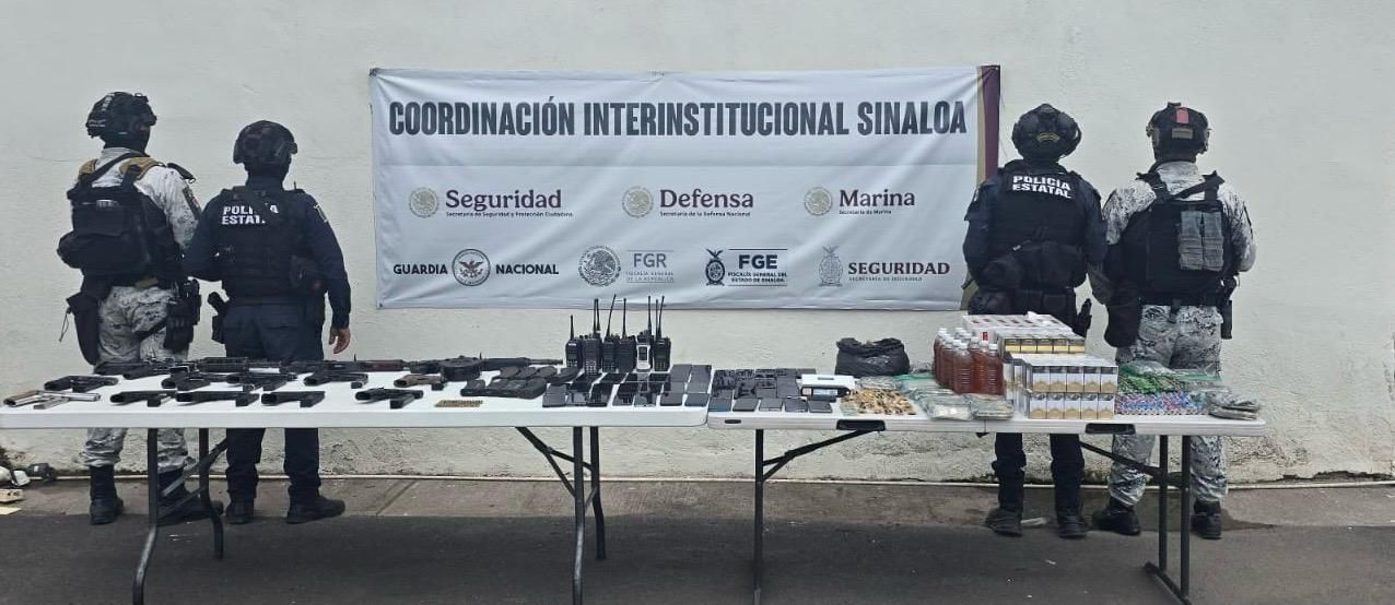 Armas y botellas con licor, lo encontrado en revisión del Penal de Aguaruto, Culiacán, este miércoles