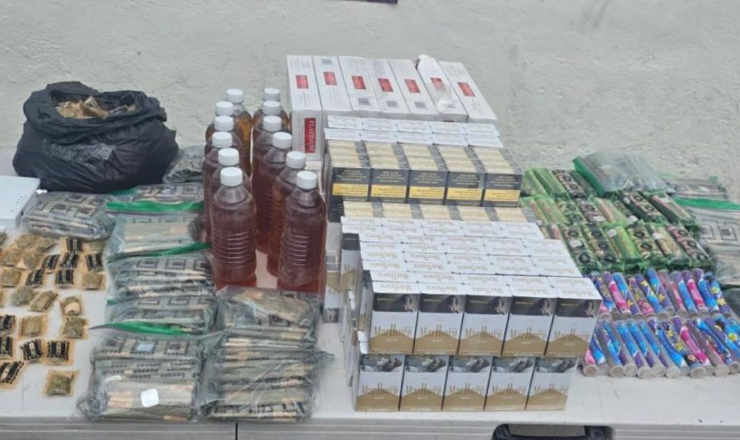 Armas y botellas con licor, lo encontrado en revisión del Penal de Aguaruto, Culiacán, este miércoles