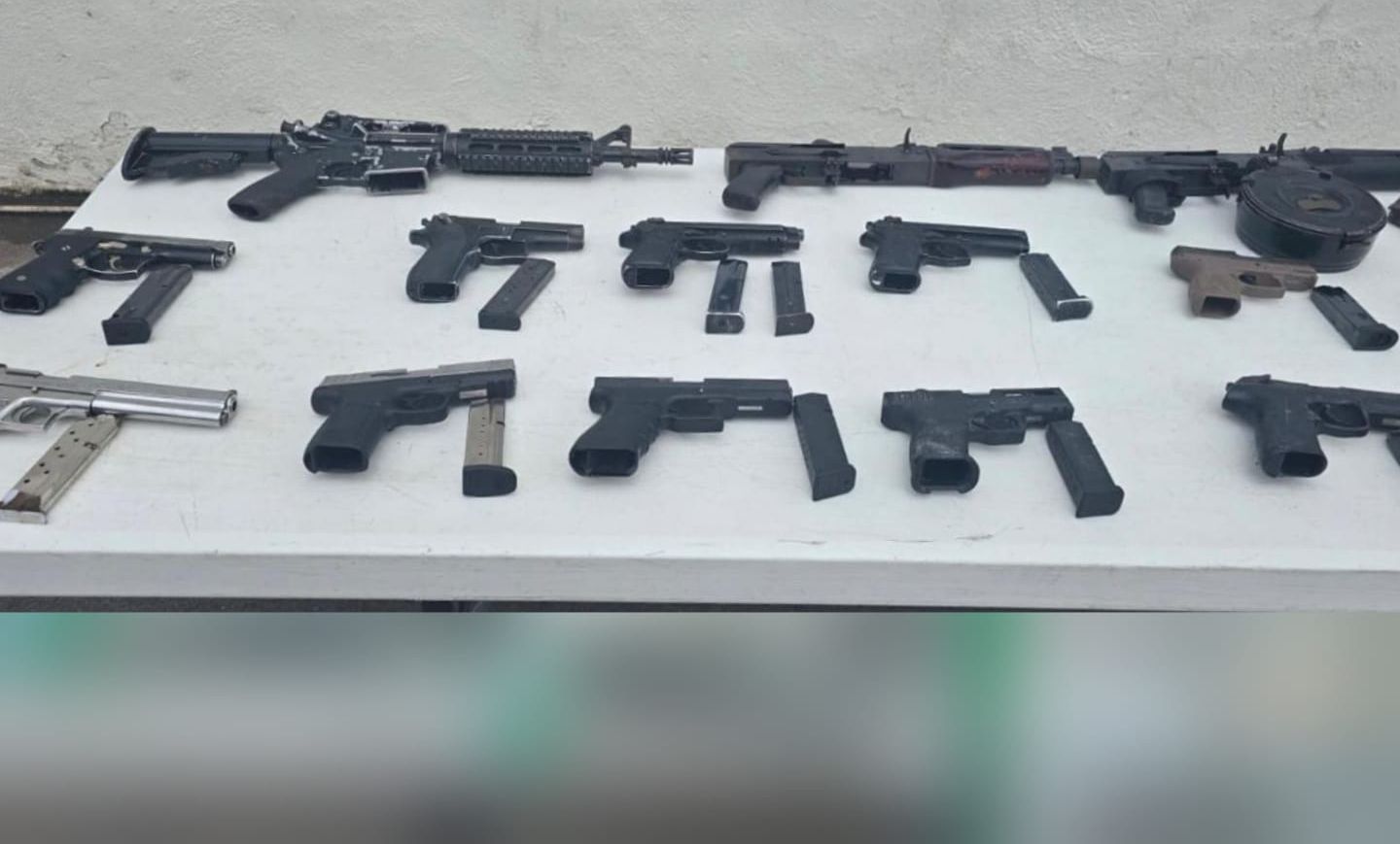 Armas y botellas con licor, lo encontrado en revisión del Penal de Aguaruto, Culiacán, este miércoles