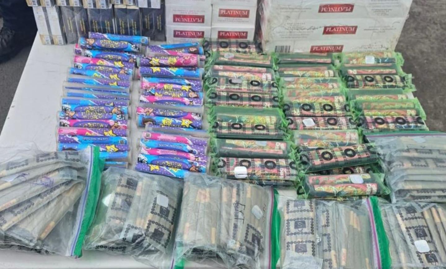 Armas y botellas con licor, lo encontrado en revisión del Penal de Aguaruto, Culiacán, este miércoles