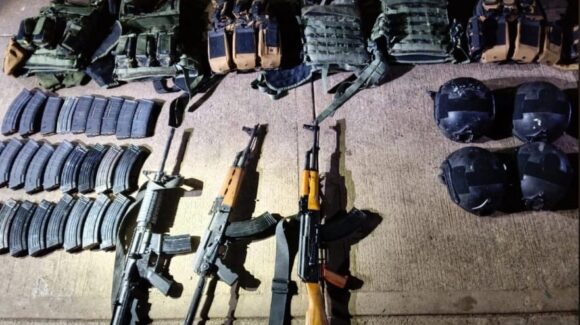 Armas y equipo táctico lo ubicado en dos vehículos abandonados tras persecución en Costa Rica