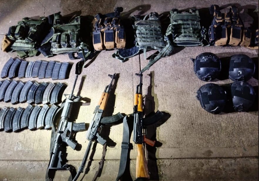 Armas y equipo táctico lo ubicado en dos vehículos tras persecución en Costa Rica