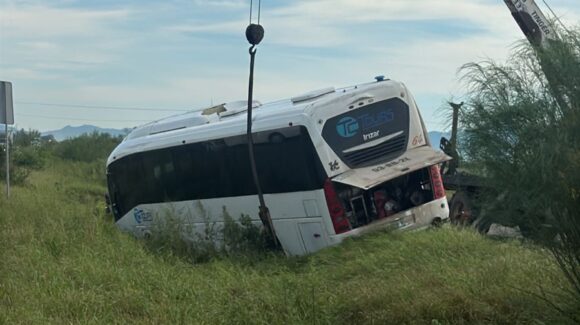 ¡Iban a Tijuana! Autobús de turistas sufre accidente en la México 15 en lugar conocido como El Desengaño, Ahome