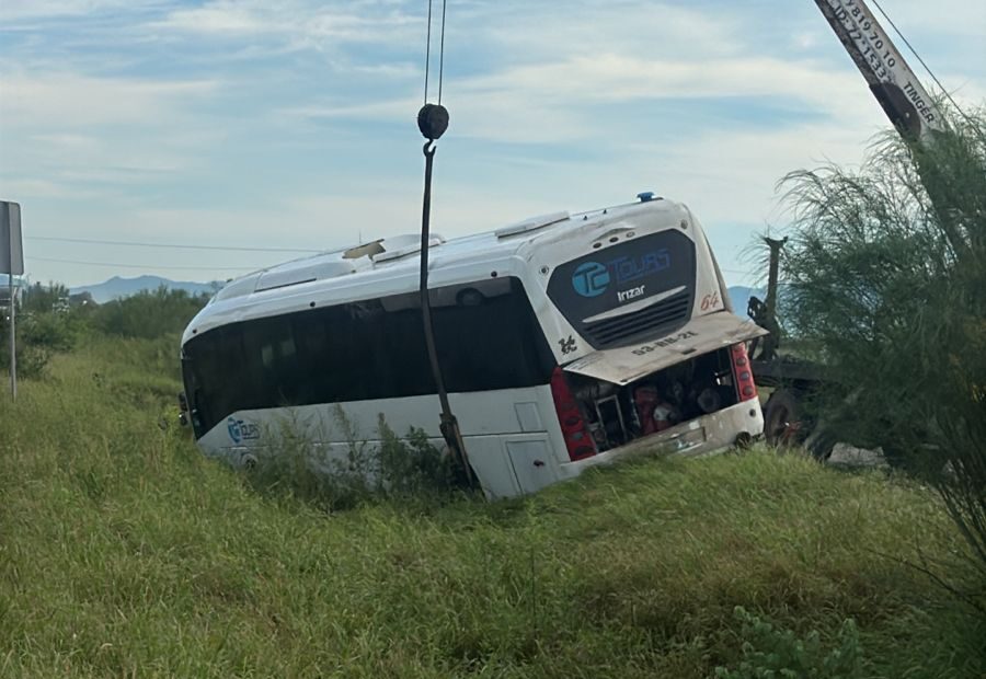 Autobus de turista sufre accidente en Sonora