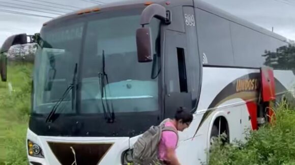 Autobús se sale del camino en la salida al sur de Mazatlán, no hubo lesionados