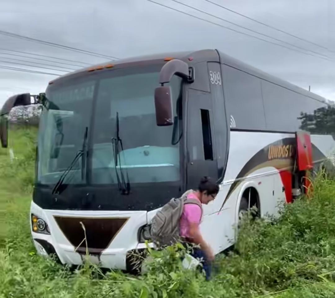 Autobús se sale del camino en la salida al sur de Mazatlán, no hubo lesionados