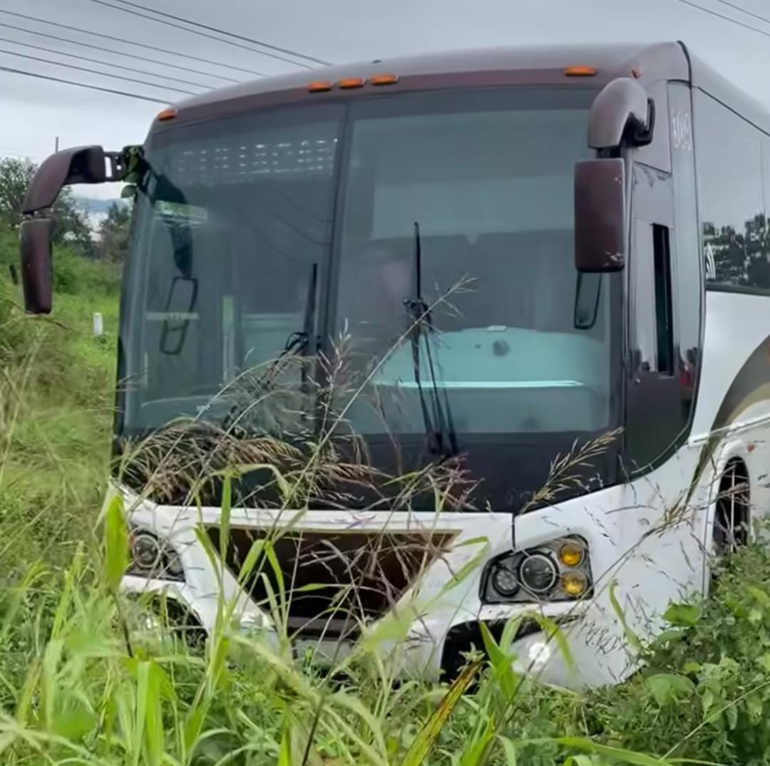 Autobús se sale del camino en la salida al sur de Mazatlán, no hubo lesionados