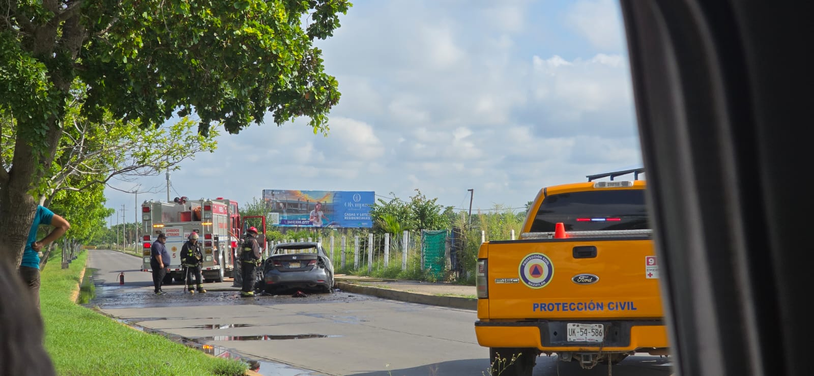 Automóvil quedó en pérdida total tras incendiarse en Mazatlán