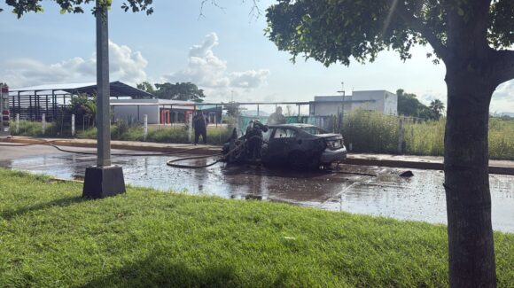 Automóvil quedó en pérdida total tras incendiarse en Mazatlán