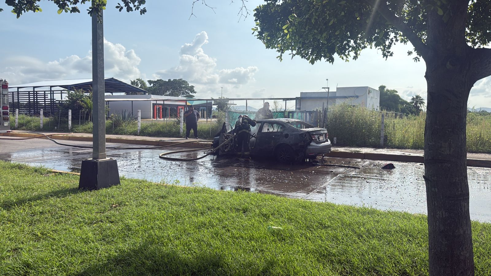 Automóvil quedó en pérdida total tras incendiarse en Mazatlán