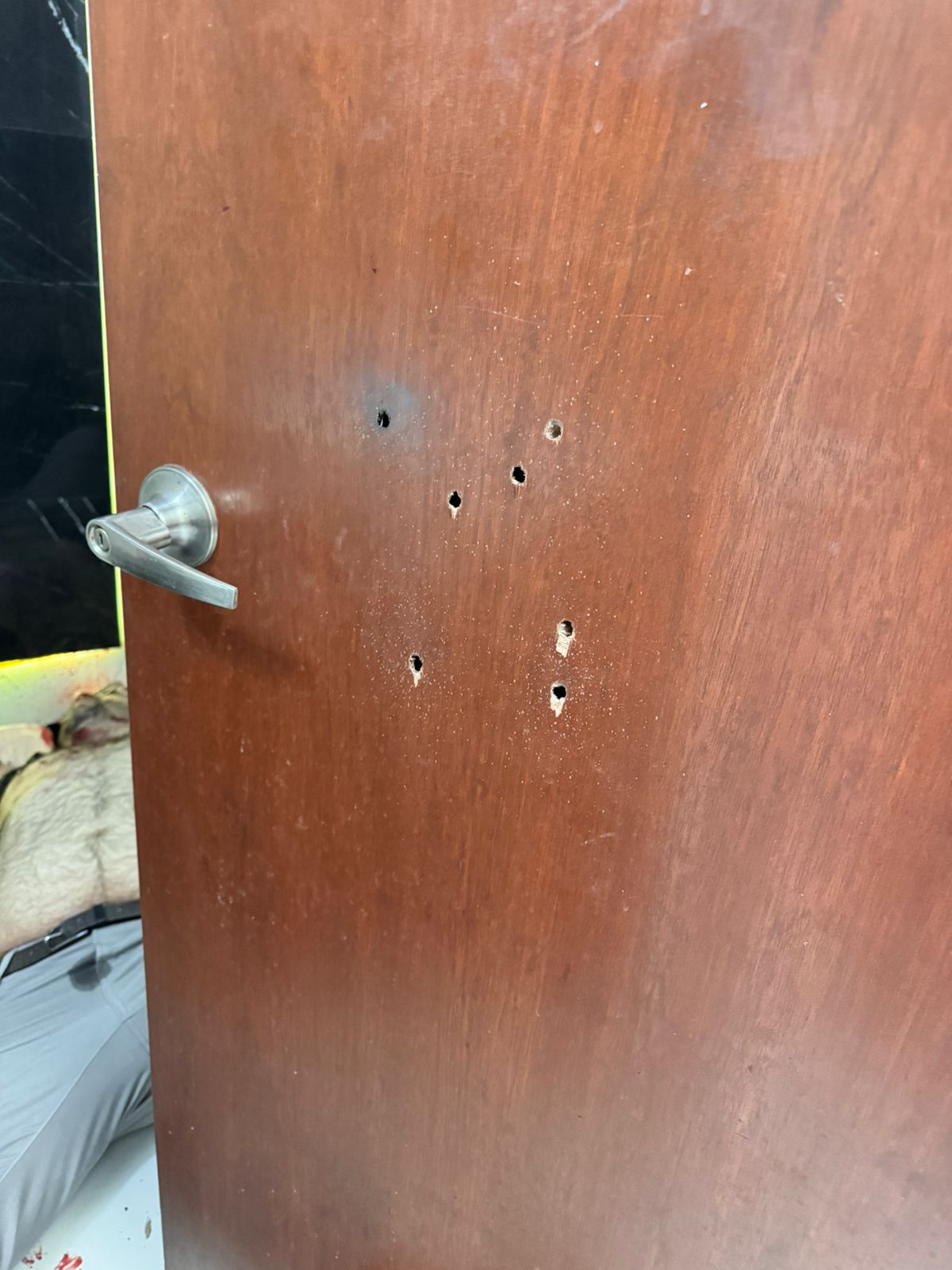 Balazos en la puerta del baño en el homicidio de Camilo Ochoa