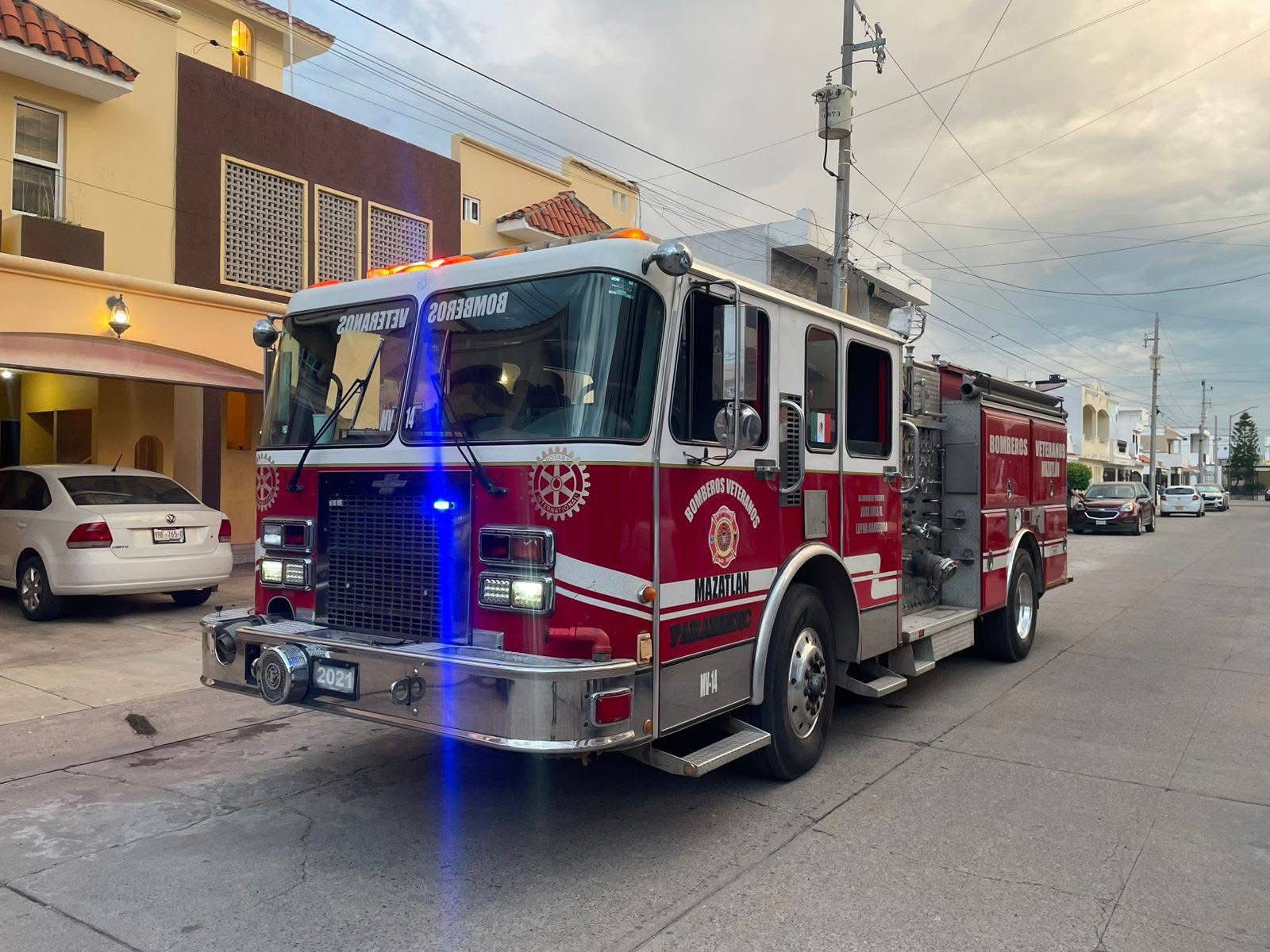 Bomberos rescatan un gato atrapado en Mazatlán