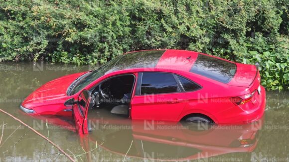 Cae automóvil al Canal 7 de Culiacán
