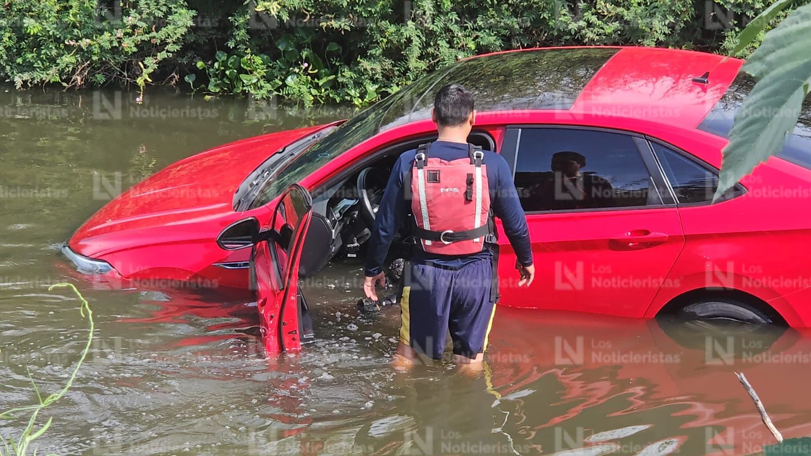 Cae automóvil al Canal 7 no hay heridos