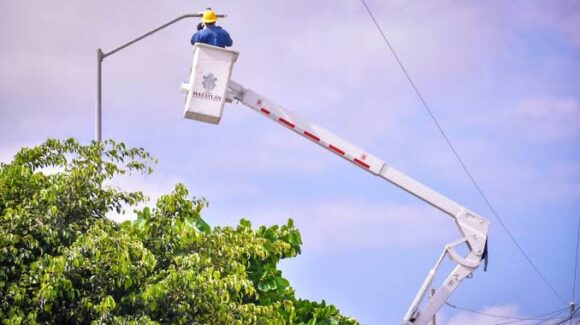 Asegura alcaldesa de Mazatlán que van más de 5 mil luminarias LED instaladas en la ciudad