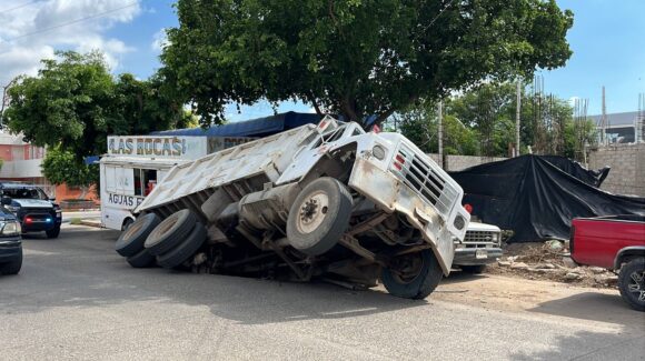 Camión de volteo cae un socavón en pleno centro de Guasave