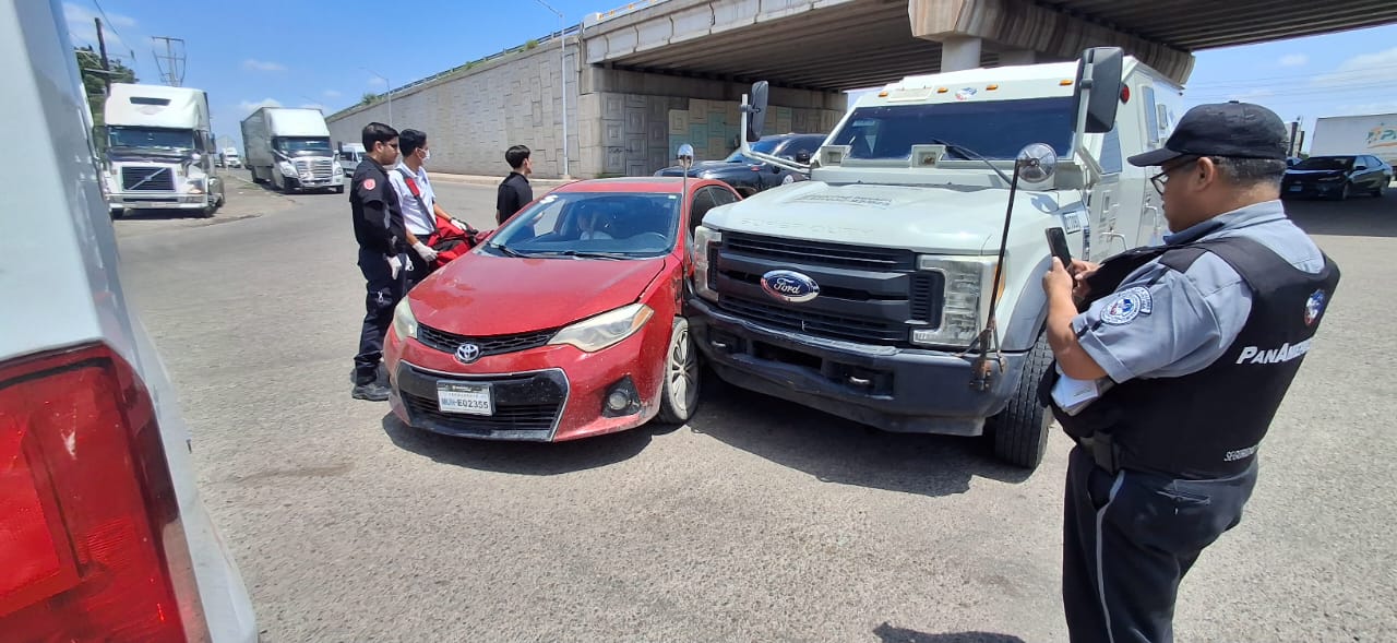 Camioneta de valores sufre accidente a la salida de la ciudad de Los Mochis