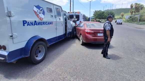 Camioneta de valores sufre accidente a la salida de la ciudad de Los Mochis