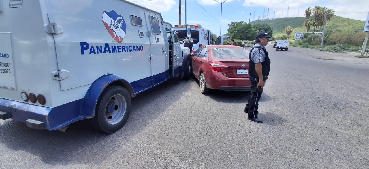 Camioneta de valores sufre accidente a la salida de la ciudad de Los Mochis