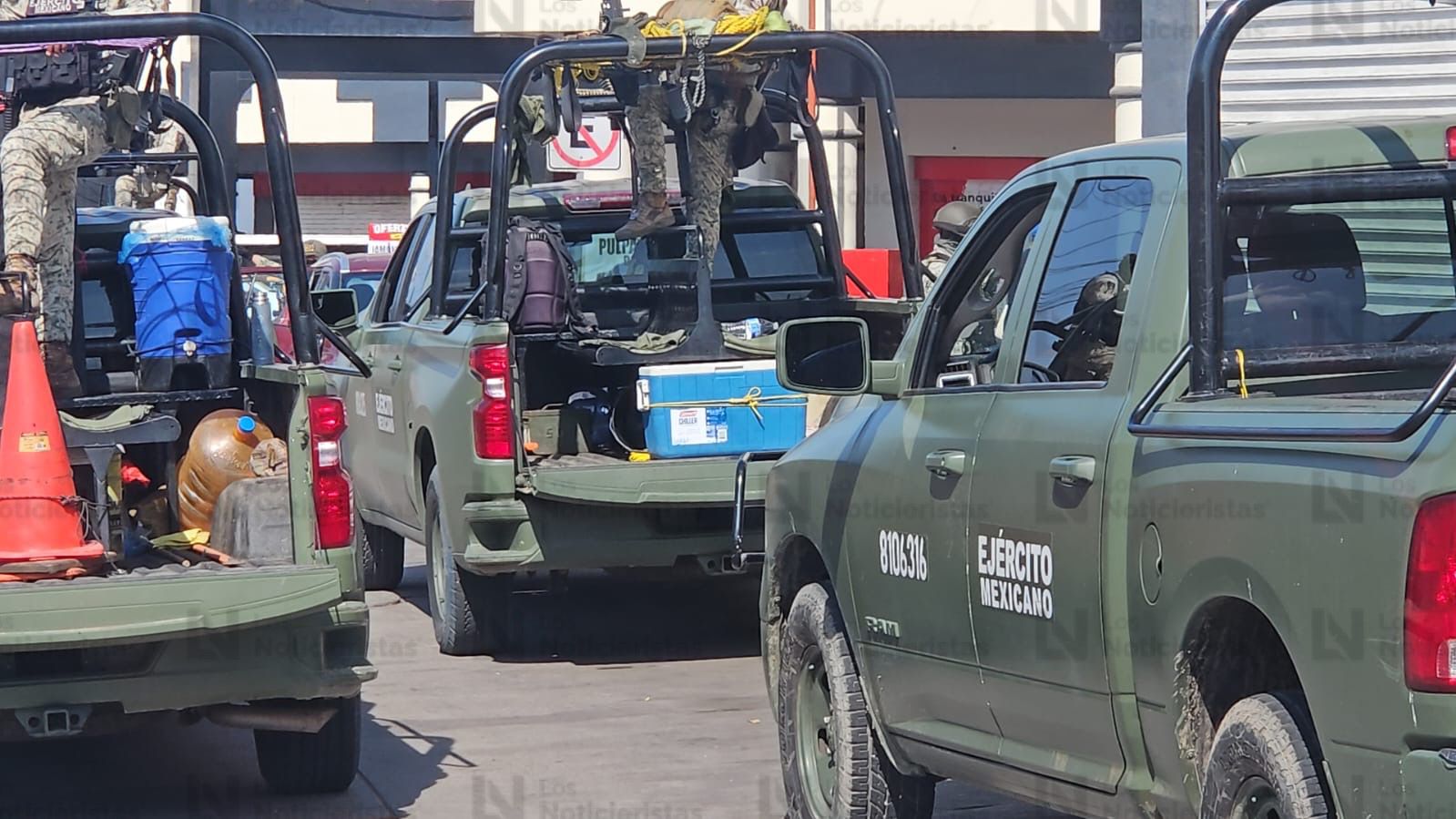 Tras balacera y despojo de pertenecías balean una camioneta en Culiacán