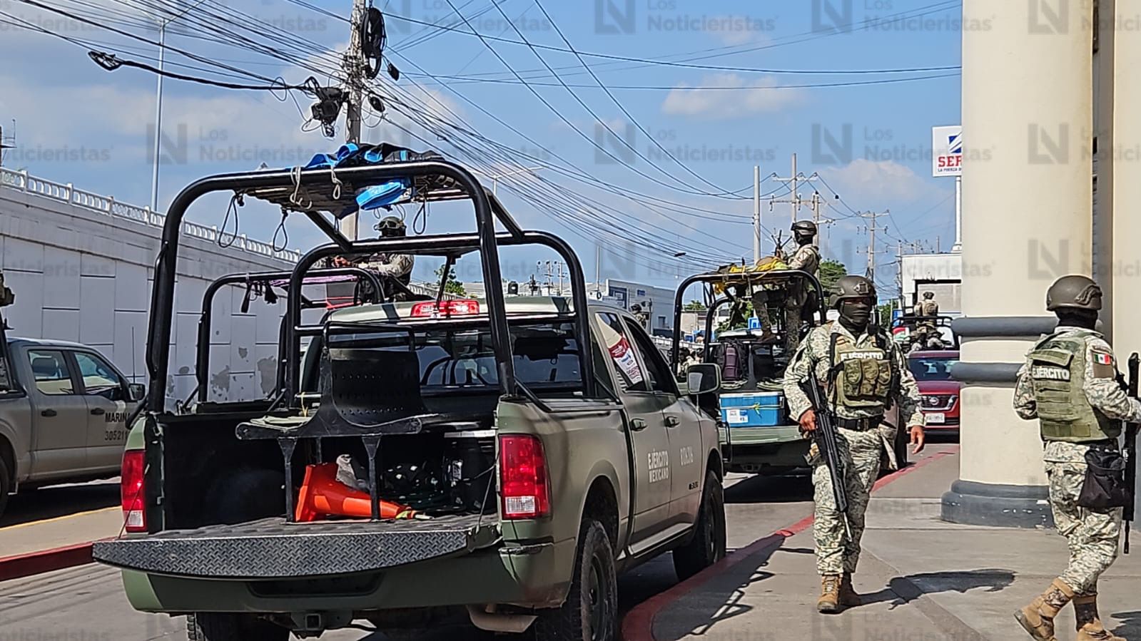 Tras balacera y despojo de pertenecías balean una camioneta en Culiacán