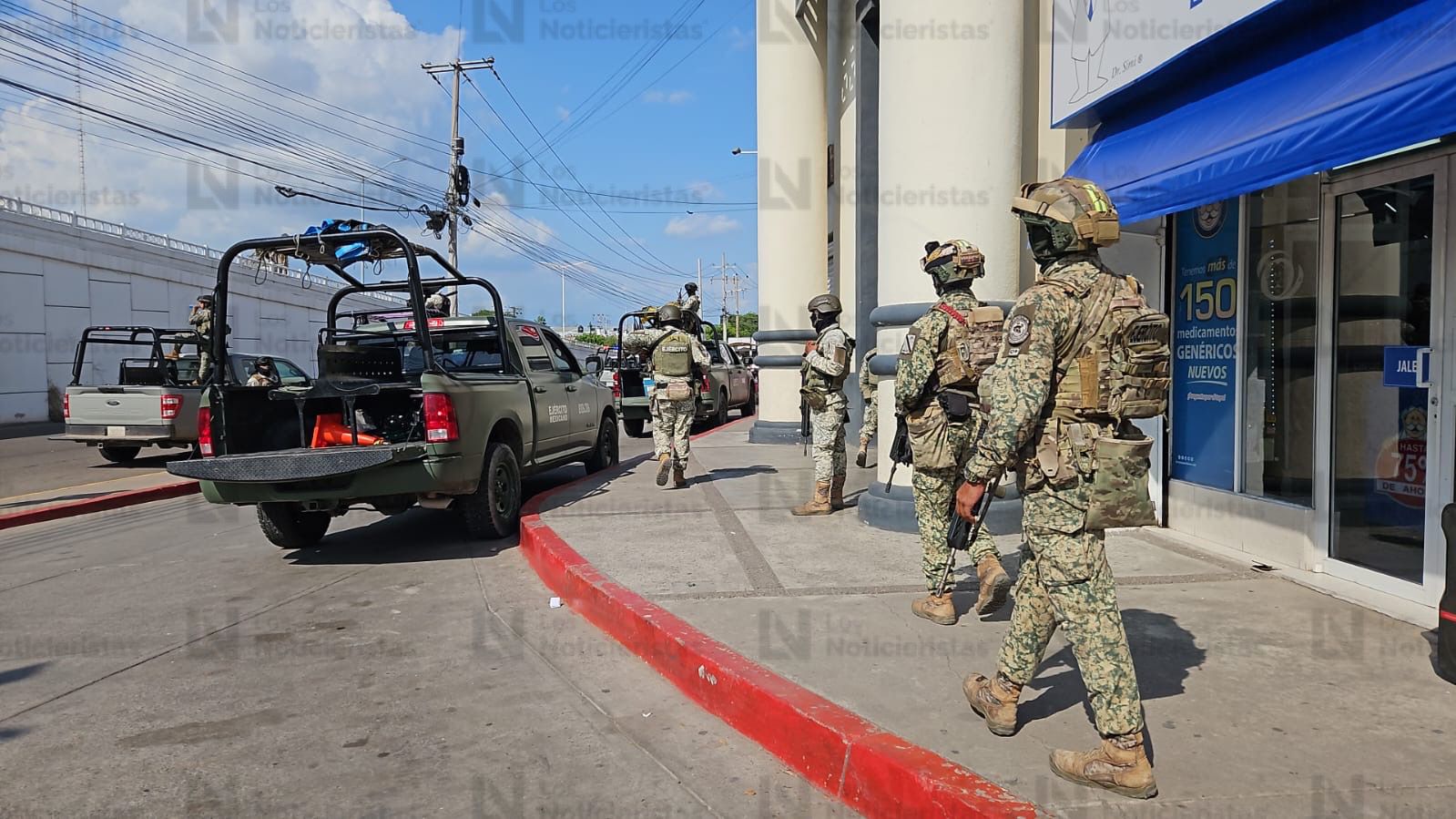 Tras balacera y despojo de pertenecías balean una camioneta en Culiacán