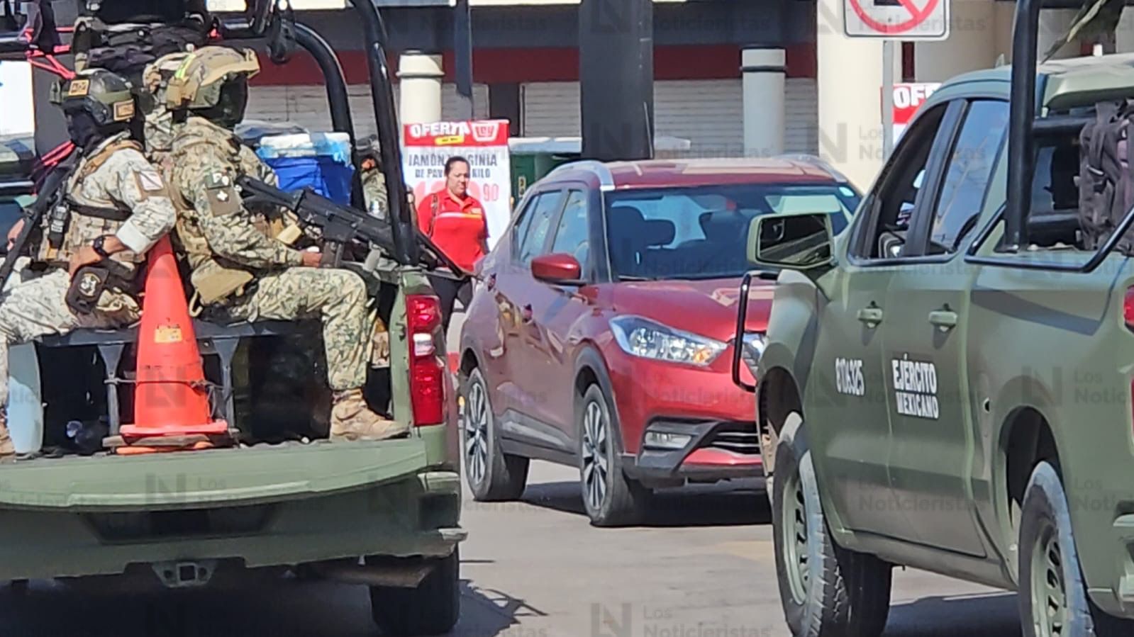 Carro baleado en Plaza del Valle en Culiacán
