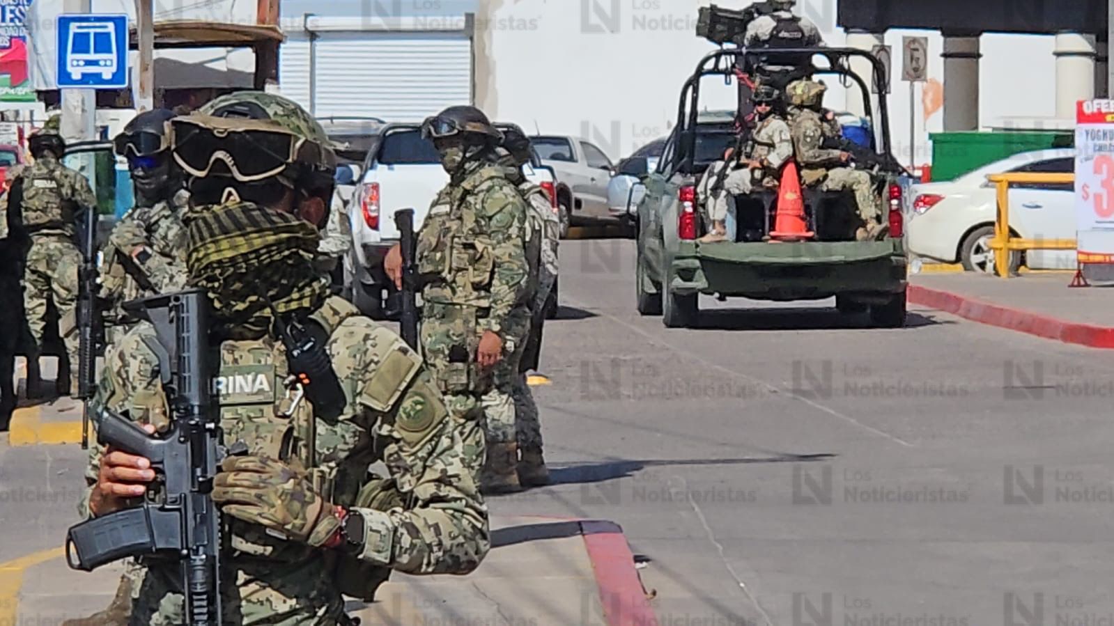 Tras balacera y despojo de pertenecías balean una camioneta en Culiacán