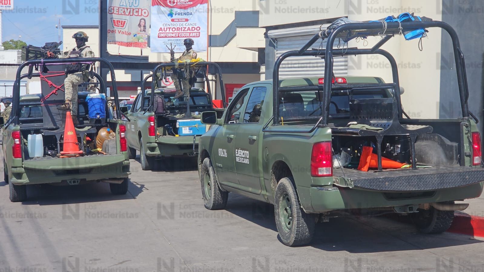 Tras balacera y despojo de pertenecías balean una camioneta en Culiacán