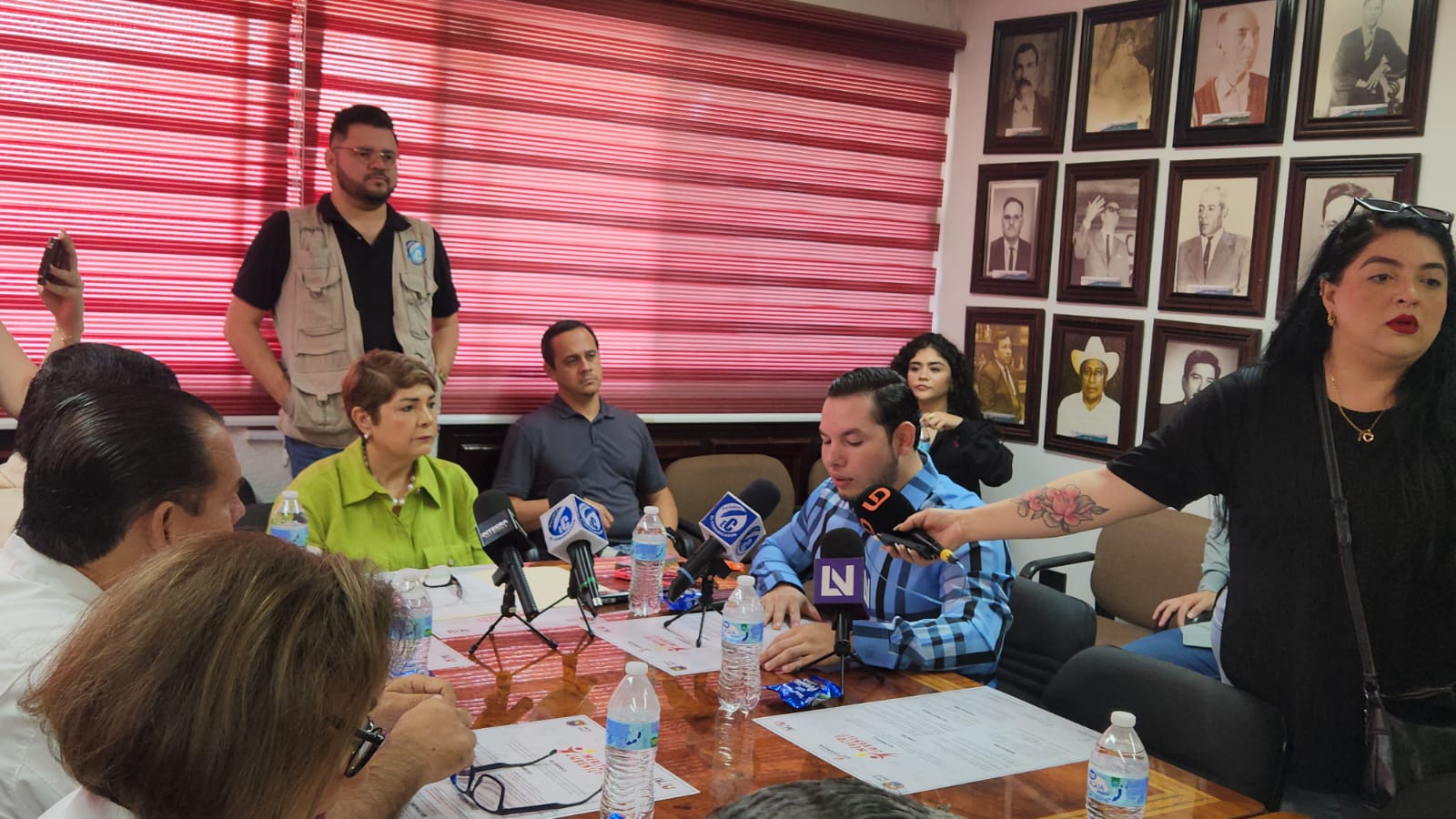 Cecilia ramirez anunciando la convocatoria