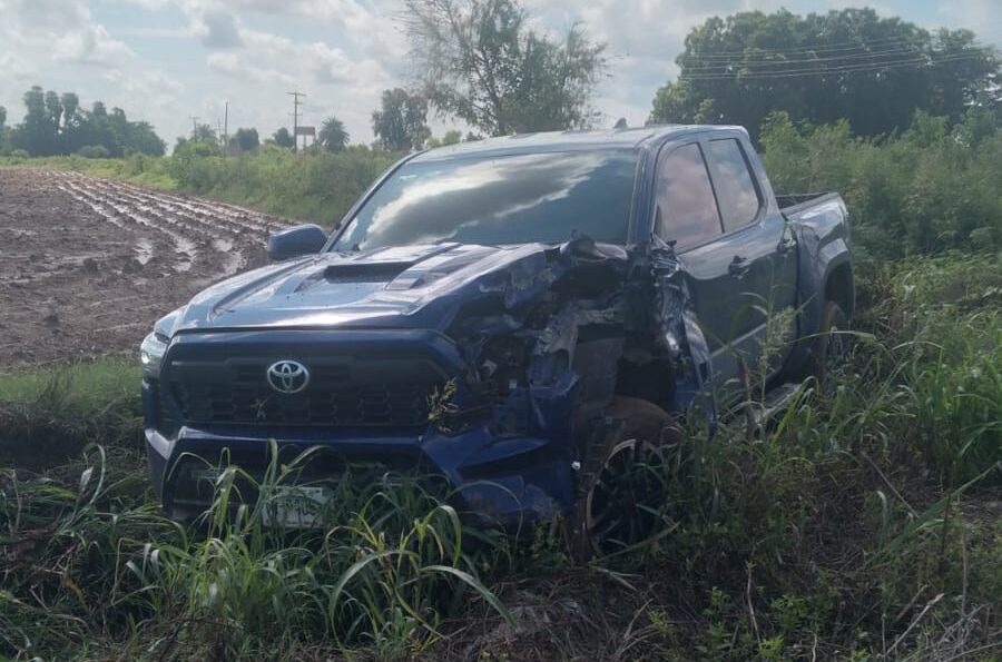 Choque en carretera estatal de Guasave deja fuertes daños materiales