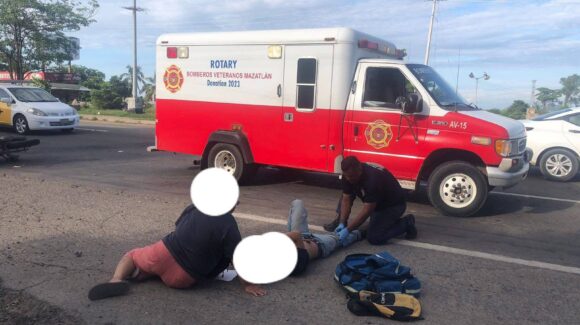 Con fuertes lesiones motociclista tras chocar contra vehículo en la colonia La Sirena de Mazatlán