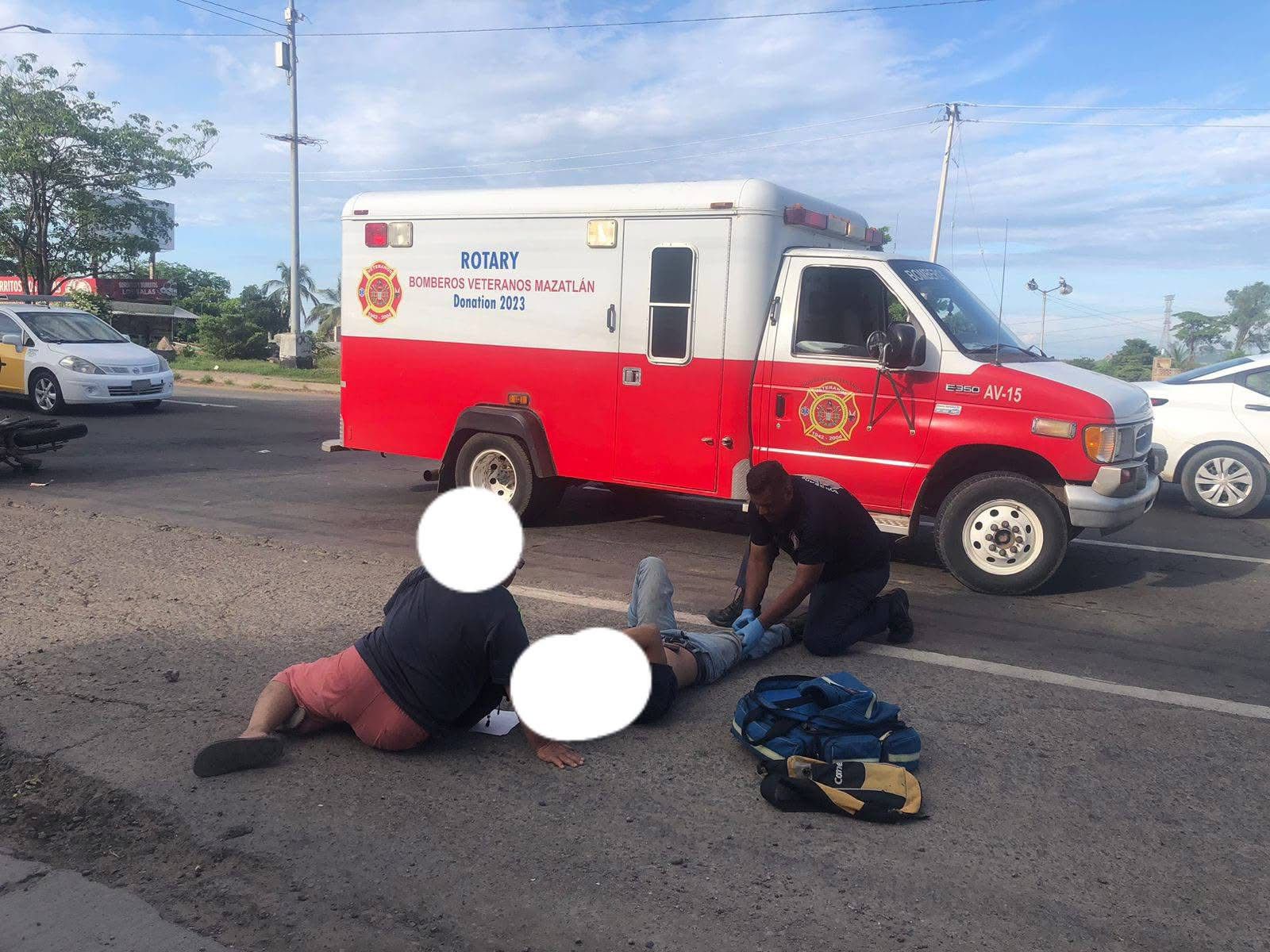 Con fuertes lesiones motociclista tras chocar contra vehículo en la colonia La Sirena de Mazatlán