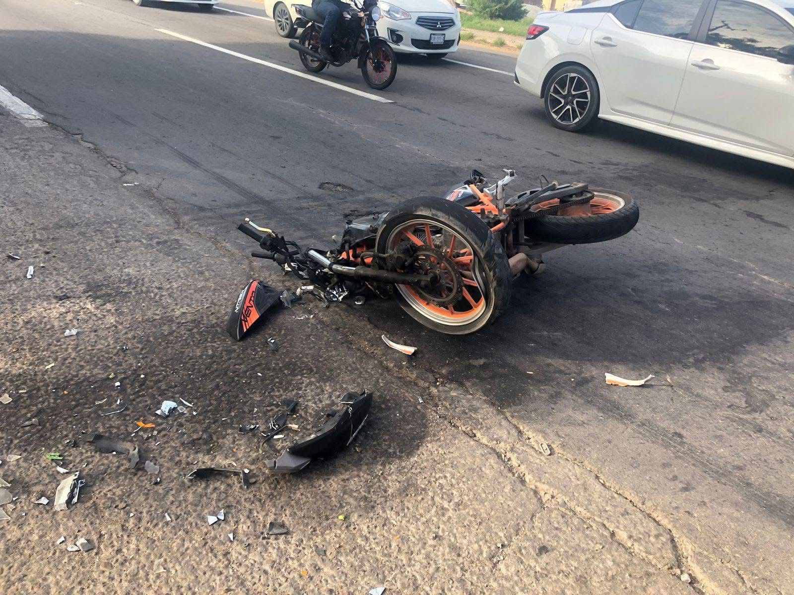 Con fuertes lesiones motociclista tras chocar contra vehículo en la colonia La Sirena de Mazatlán