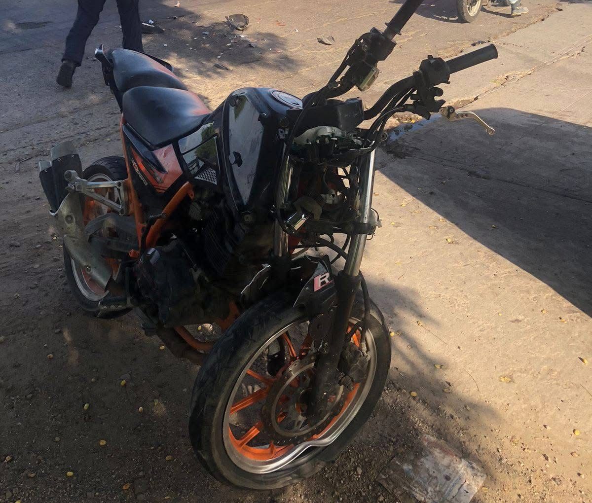 Con fuertes lesiones motociclista tras chocar contra vehículo en la colonia La Sirena de Mazatlán