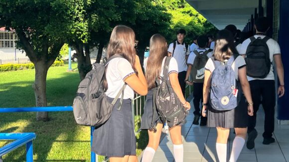 Da vicerrector la bienvenida a estudiante brasileña de intercambio y a todo el alumnado en la UAS Guamúchil