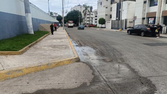 Derrame de aguas negras en Palos Prietos persiste en Mazatlán por falla interna en terminal de autobuses: JUMAPAM