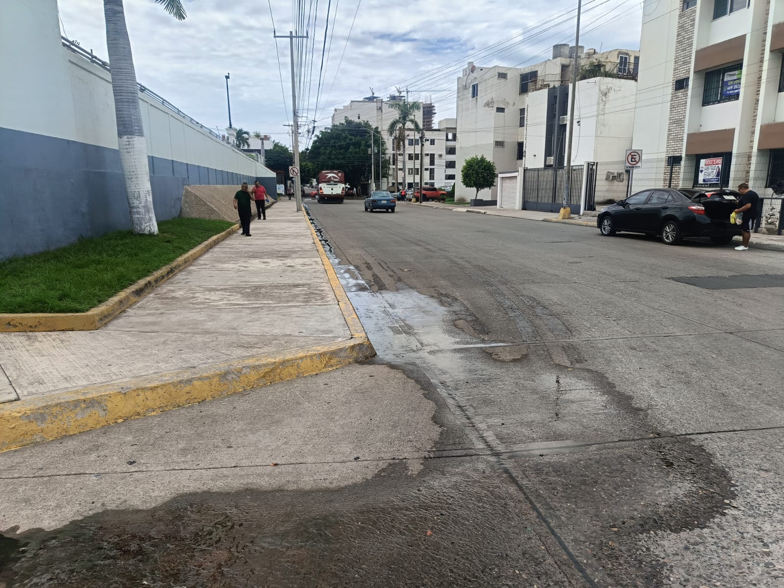 Derrame de aguas negras en Palos Prietos persiste en Mazatlán