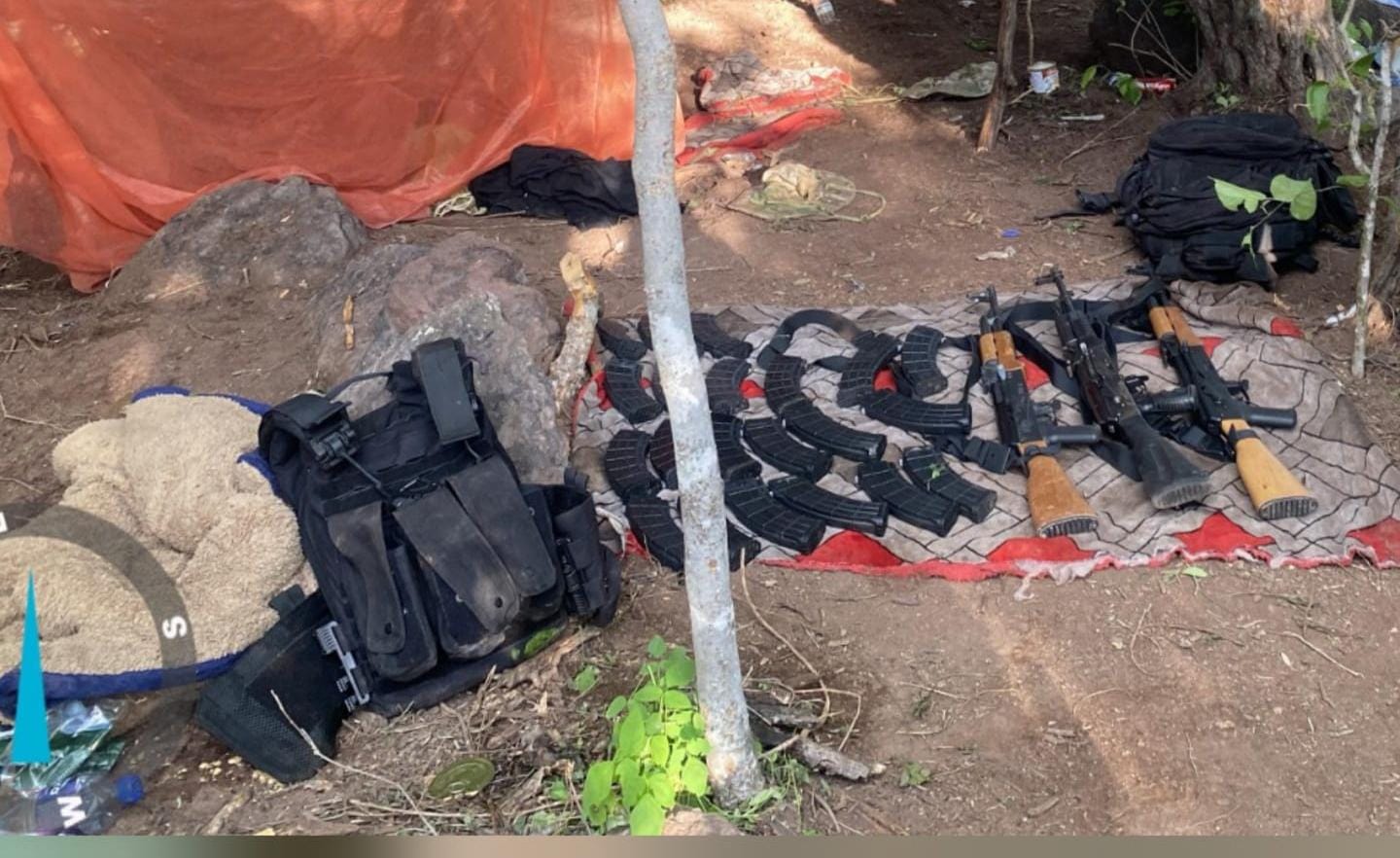 Desmantelan campamento de grupo criminal en Elota; aseguran armas y explosivos