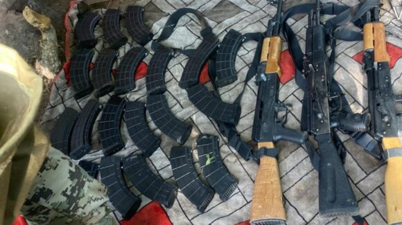 Desmantelan campamento de grupo criminal en Elota; aseguran armas y explosivos