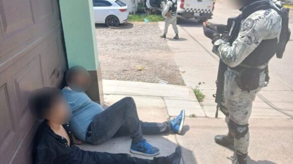 ¡Intentaron huir! Detienen a dos civiles con armas de fuego y municiones en Culiacán