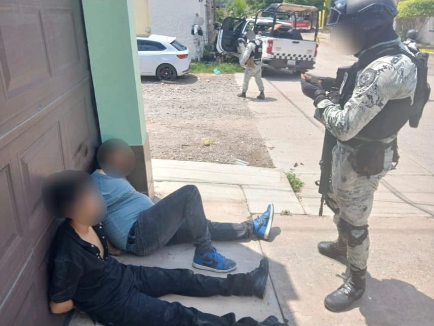 Detienen a dos civiles con armas de fuego y municiones en Culiacán