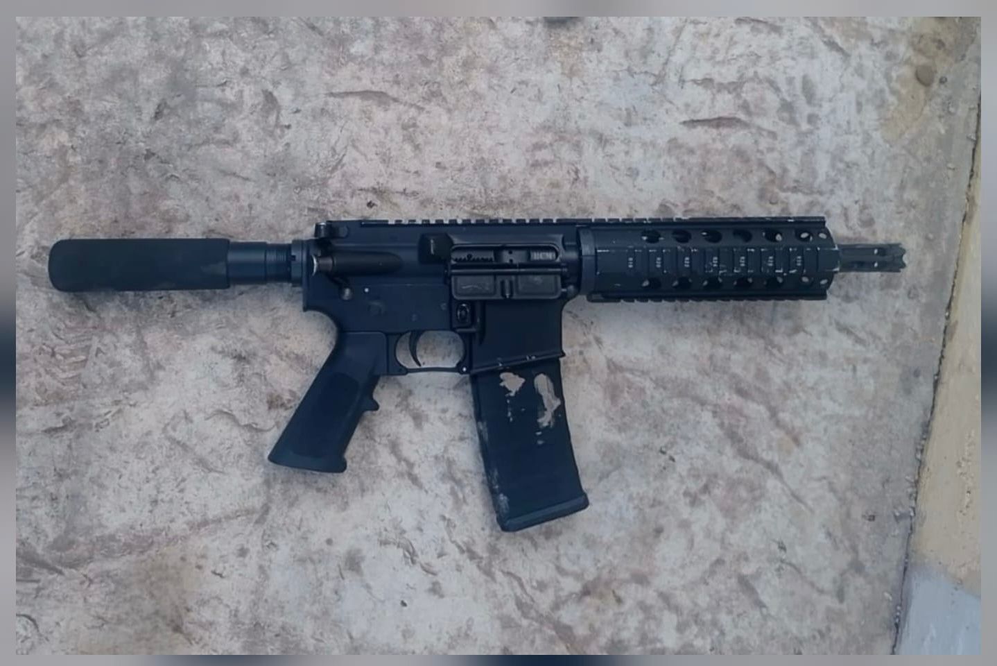 Detienen a dos civiles con armas de fuego y municiones en Culiacán