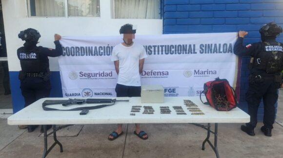 Traía un AR-15 e intentó huir; Detienen a un hombre armado en Juntas del Humaya, Culiacán
