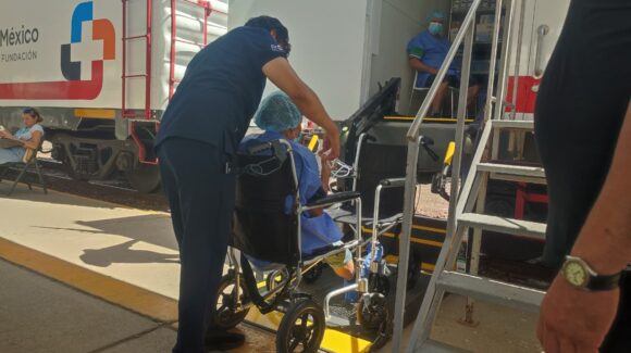 ‘Es una gran bendición, inspiran confianza’; gente acude al Dr. Vagón en Mazatlán y aprovechan los servicios de salud