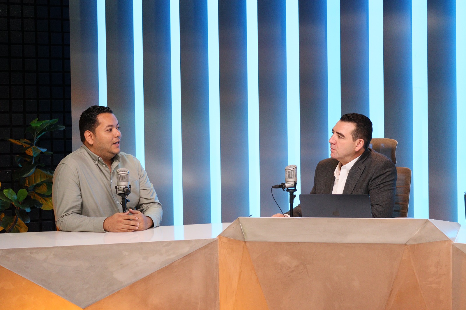 Edgar Barraza en entrevista en Los Noticieristas