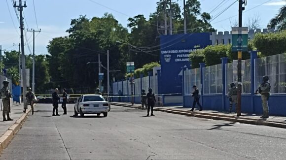 Ejecutan a policía frente a preparatoria de la UAS en Culiacán