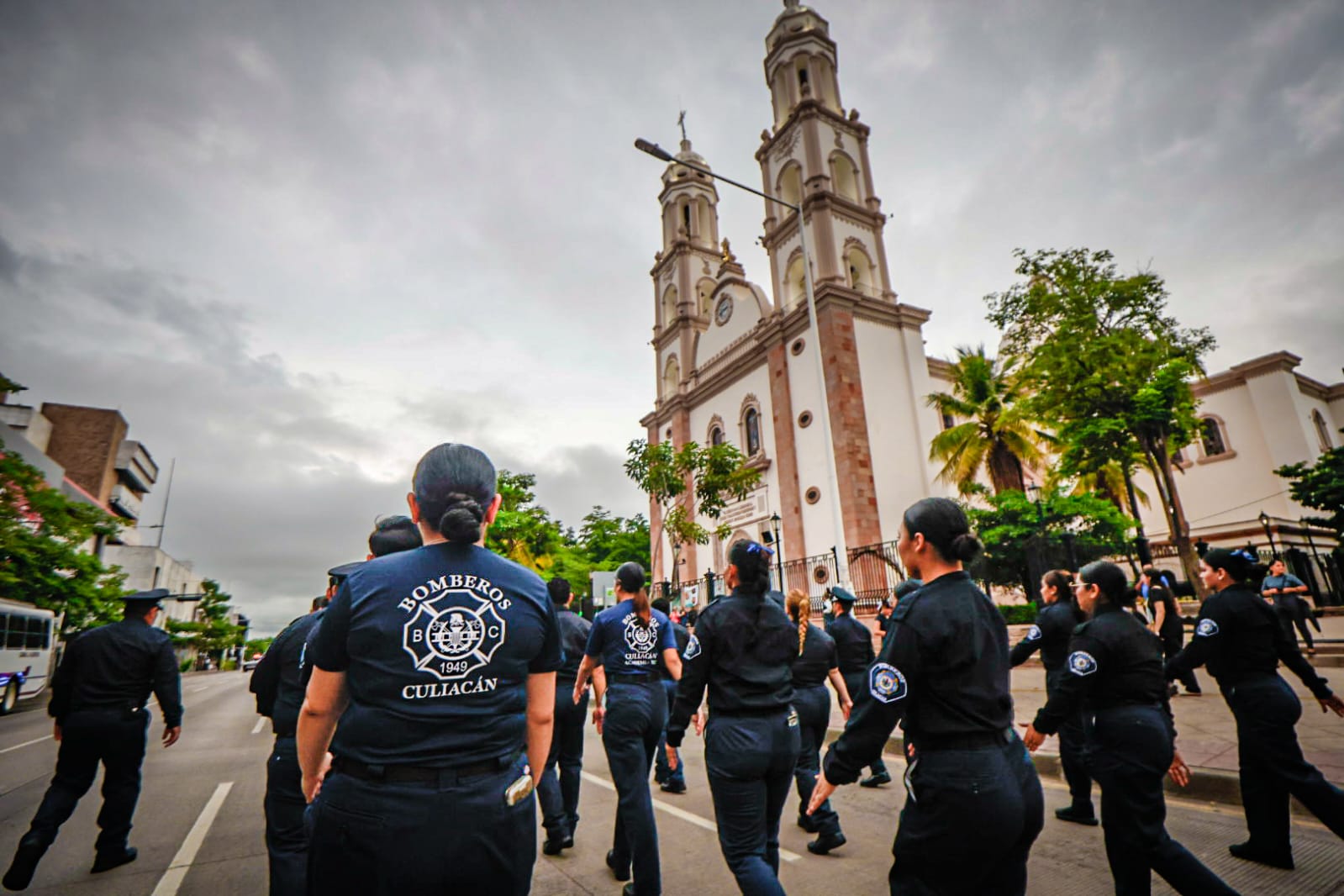 En su día, bomberos agradecen a Dios por un año más de vida prestando sus servicios