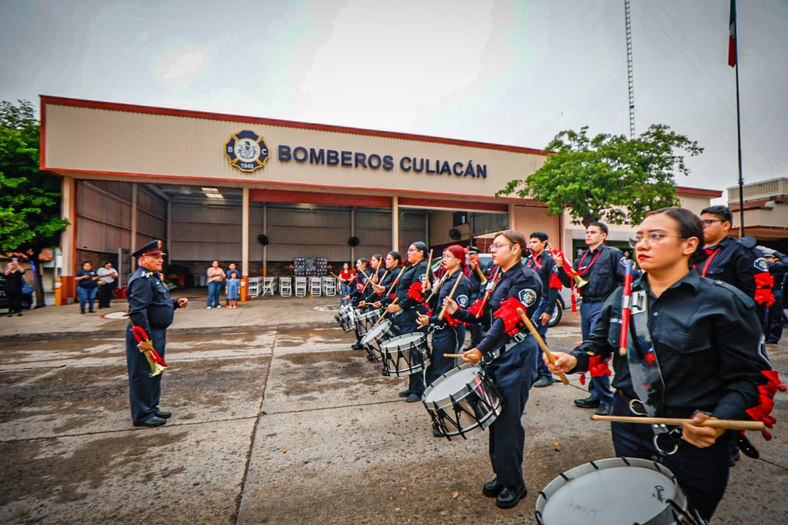 En su día, bomberos agradecen a Dios por un año más de vida prestando sus servicios