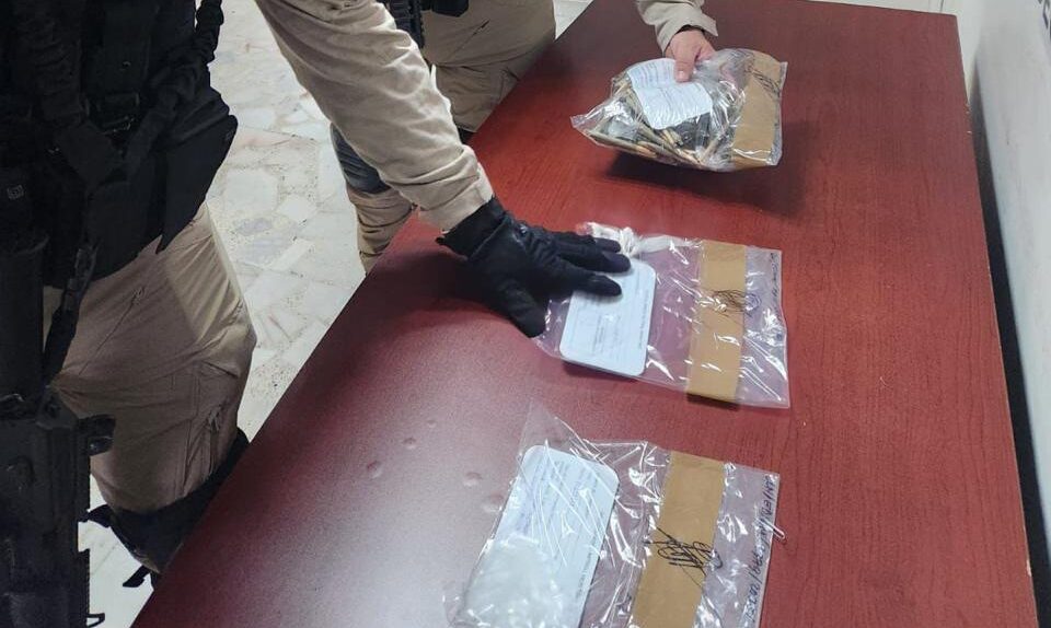 Encuentran droga en frituras y barras de chocolate
